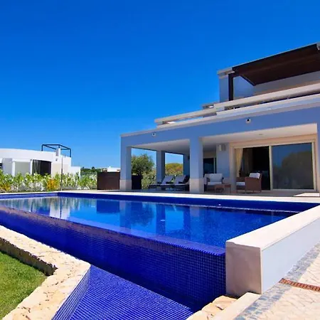Villa Sleeps 8 Pool Air Con T479991